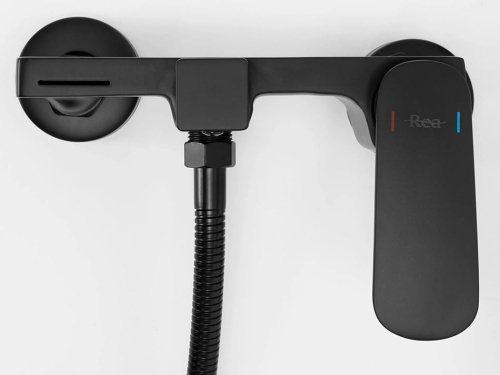 Смеситель для ванны Rea Berg Black matt B2040